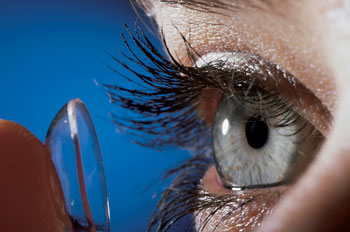 Centro Visión Iris mujer sosteniendo lente de contacto